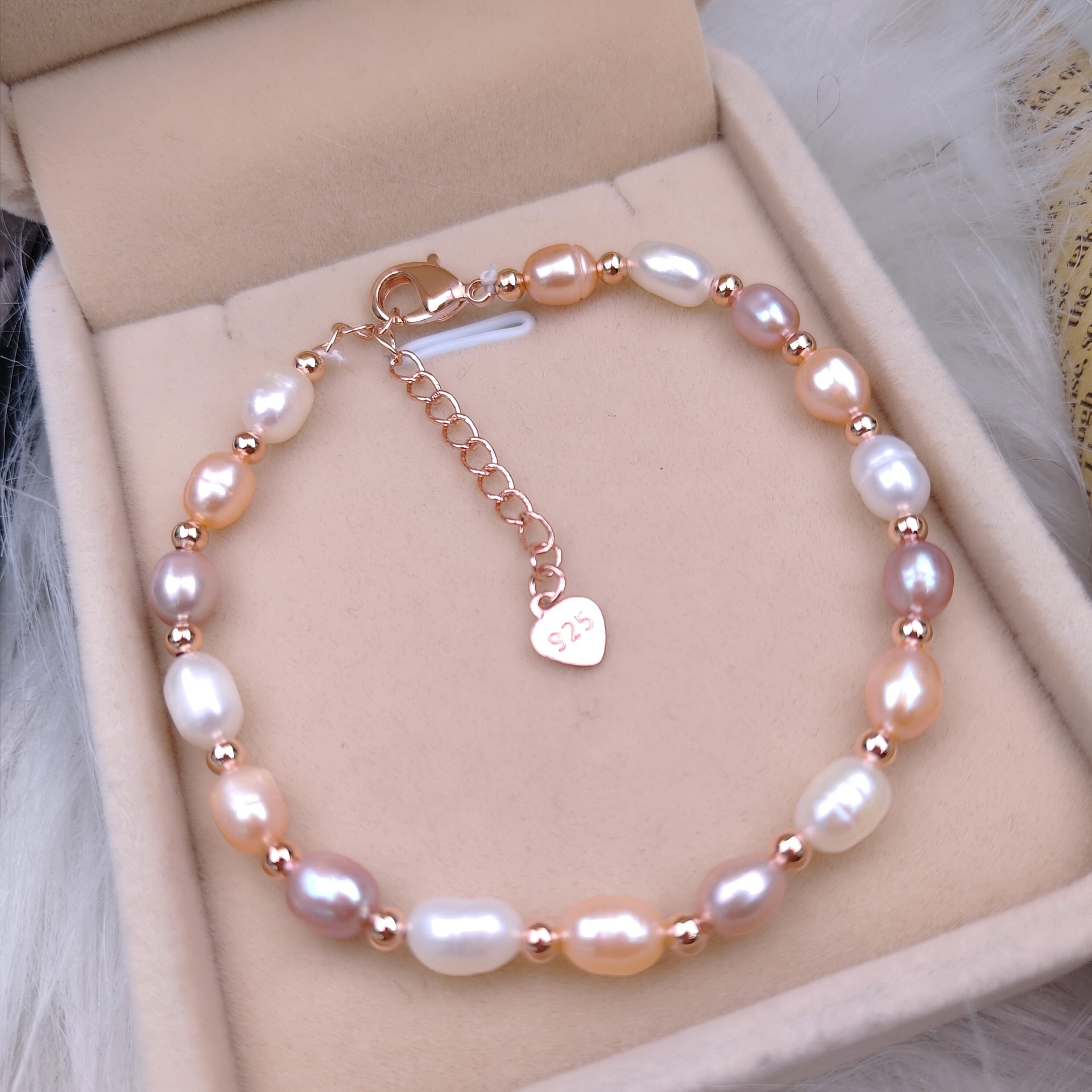 Simple pearl bracelet tutorial - A little love everyday!