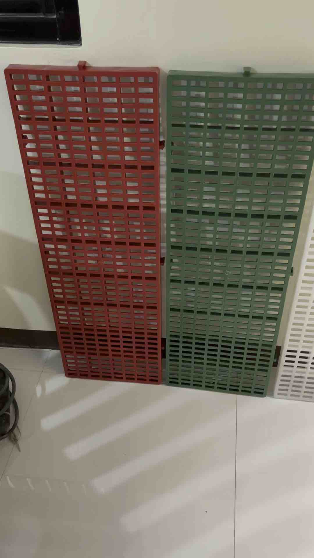 Cage floor outlet matting