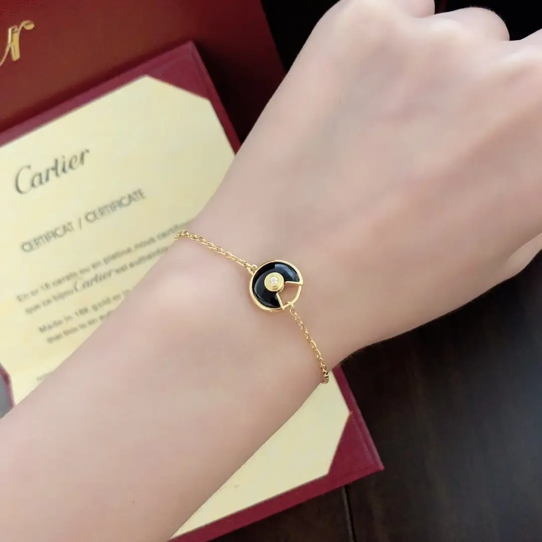 amulette de cartier bracelet xs model