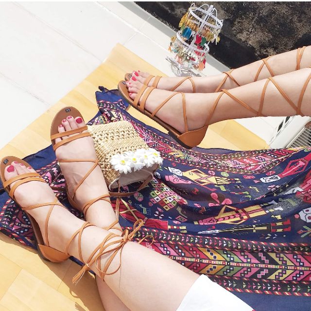 Giày sandal cột dây tua rua